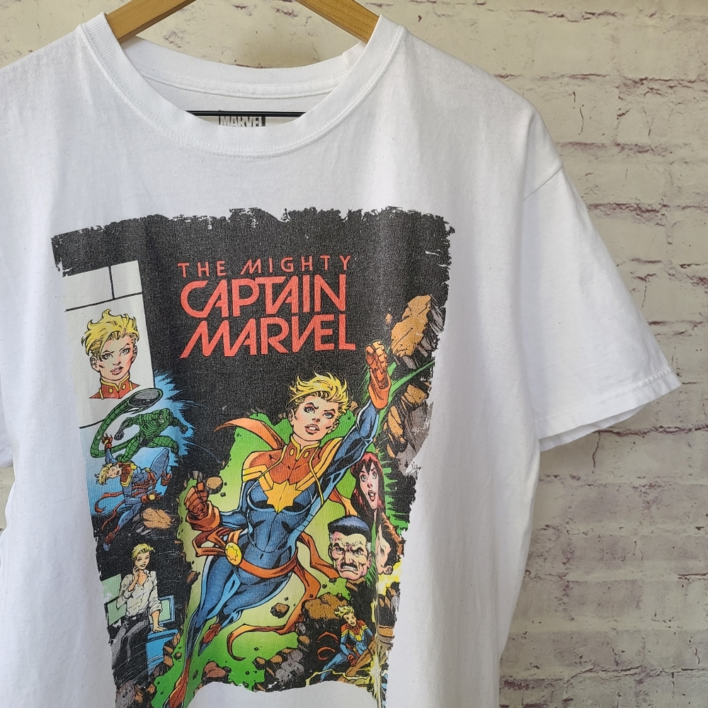 The Mighty Captain Marvel Comic Graphic Print Tee Large 22x27